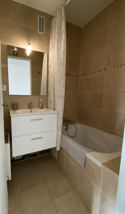 Beau Studio Cosy Et Calme - Face A La Gare De Rosny-Sous-Bois - 20Mn De Paris Et Disneyland المظهر الخارجي الصورة